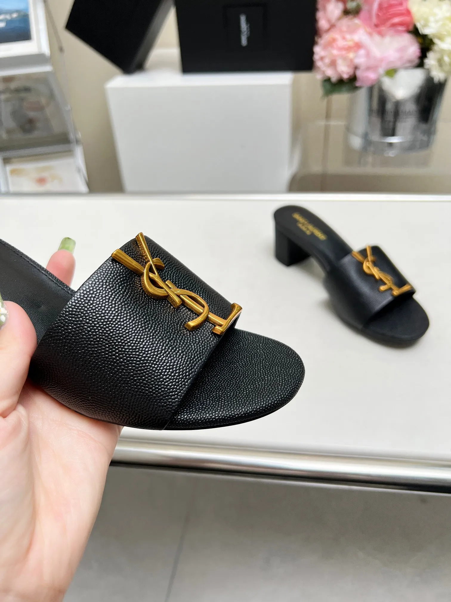 👟👟Ex-factory price 340👟👟 Genuine leather sole +30 Heel height: 5cm Fabric: Cow leather Pads: Sheep leather Size: 35-43 (42, 43 custom-made, non-returnable) [Saint Laurent] Saint Laurent 2024 counter synchronized new model, YSL-logo letter buckle decoration, high-quality and glamorous masterpiece, both temperament and fashion Classic and attractive design style, especially beautiful on the feet